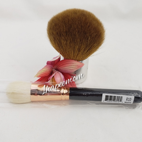 Morphe R10 Deluxe Tapered Powder Brush - Picture 4 of 8